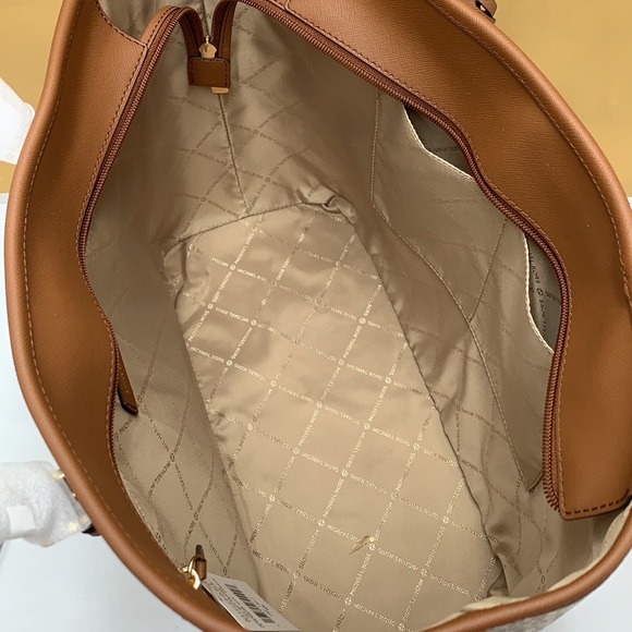 MICHAEL KORS
Jet Set Travel Large Logo Tote Shoulder Bag
COLOR VANILLA 
NWT - Picture 14 of 16